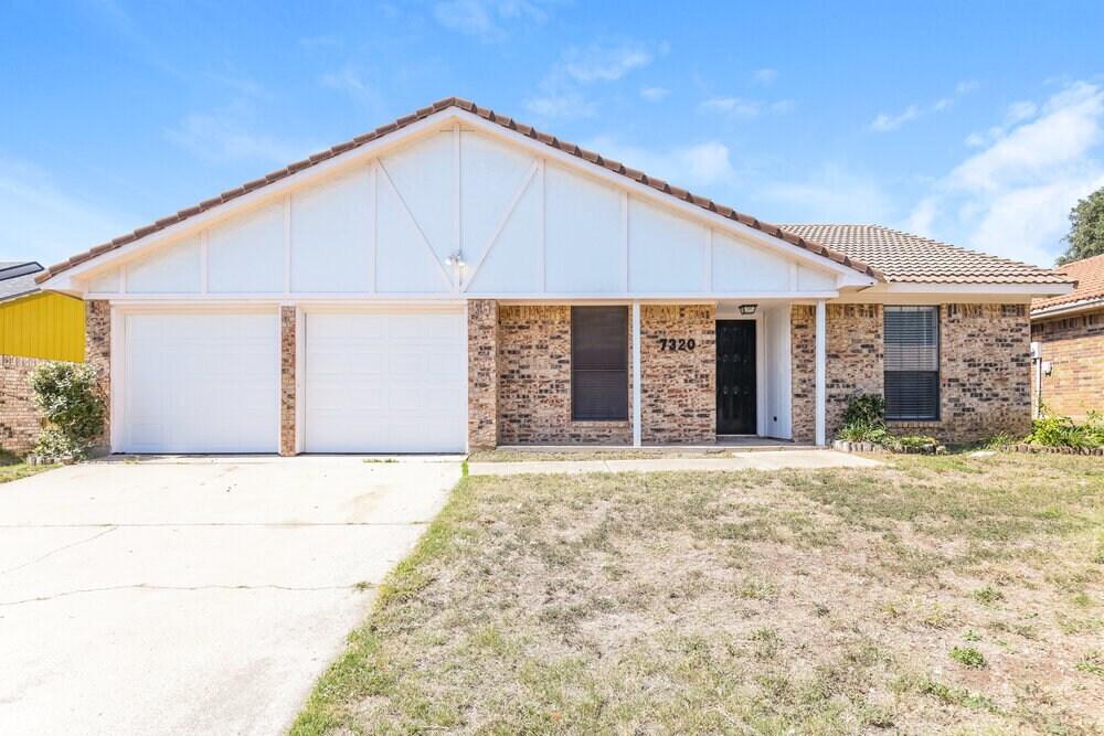 7320 Ridge Rd W in Fort Worth, TX - Building Photo