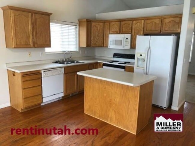 1602 W Rockbridge Dr in Layton, UT - Building Photo - Building Photo