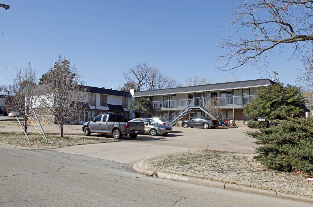 Heritage Village Apartments in Guthrie, OK - Building Photo