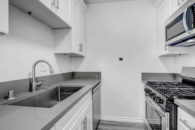 1010 Pico Blvd in Santa Monica, CA - Building Photo - Building Photo