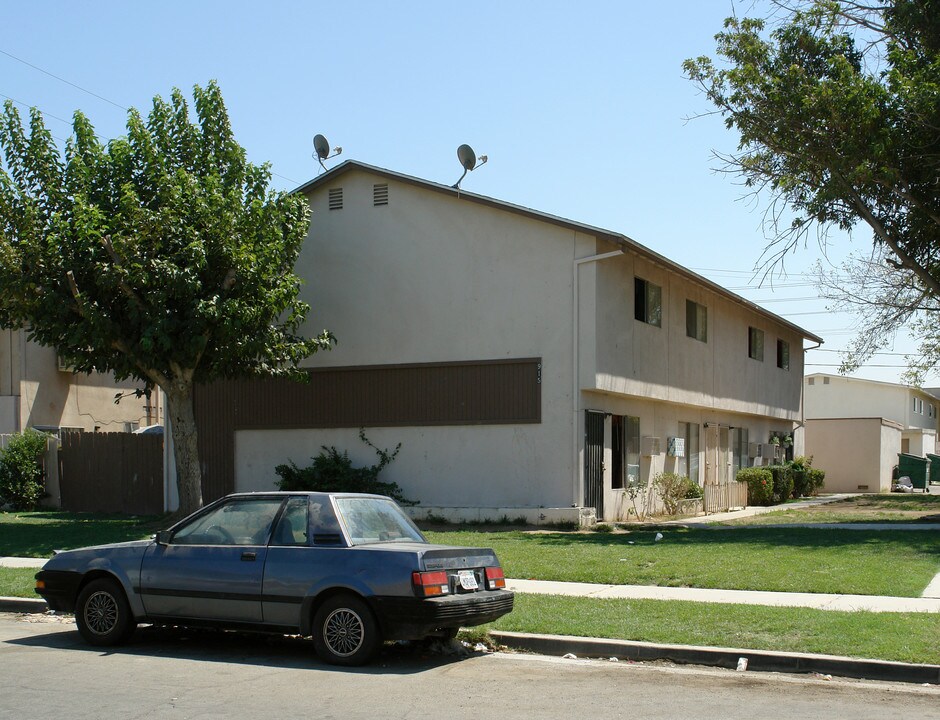 915 N Vicentia Ave in Corona, CA - Building Photo