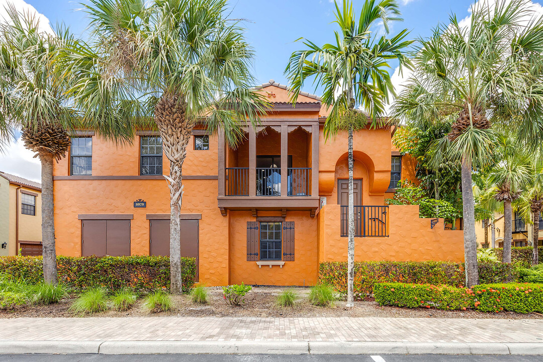 8979 Malibu St in Naples, FL - Building Photo