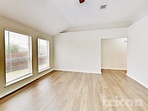 7032 Rovato Dr in Arlington, TX - Foto de edificio - Building Photo