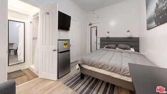 647 W 18th St in Los Angeles, CA - Building Photo