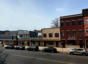 872 Broadway, Unit APT1 in Bayonne, NJ - Foto de edificio - Building Photo