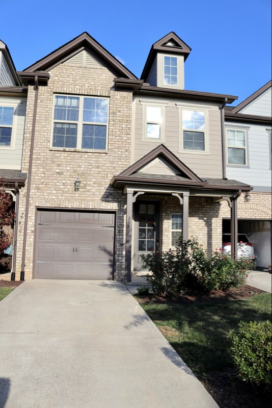 2595 Wellesley Square Dr