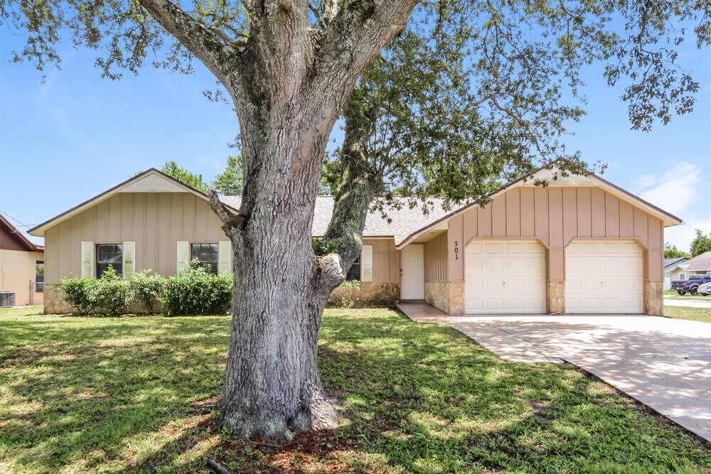 501 Salerno Dr in Deltona, FL - Foto de edificio