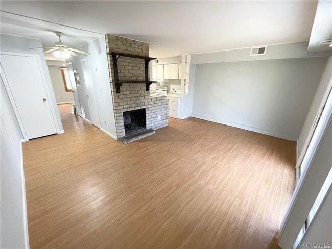 34 Wooded Way in Calverton, NY - Building Photo - Building Photo