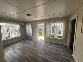 323 E Florida Ave in Hemet, CA - Building Photo - Building Photo