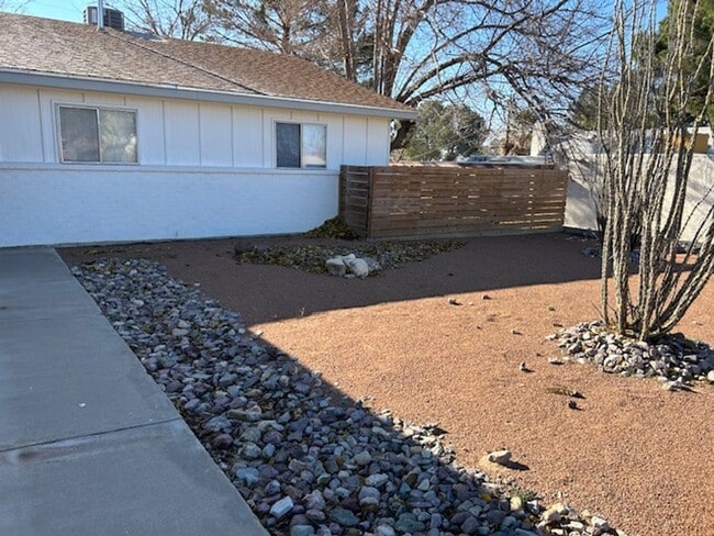 2735 Ardis Dr in Las Cruces, NM - Building Photo - Building Photo