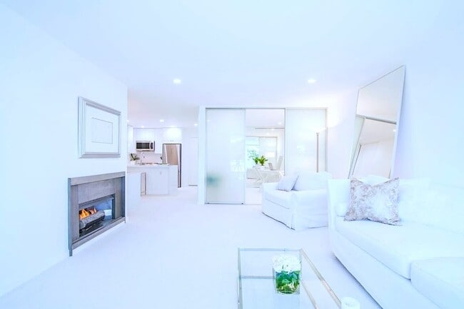 11645 Montana Ave in Los Angeles, CA - Foto de edificio - Building Photo