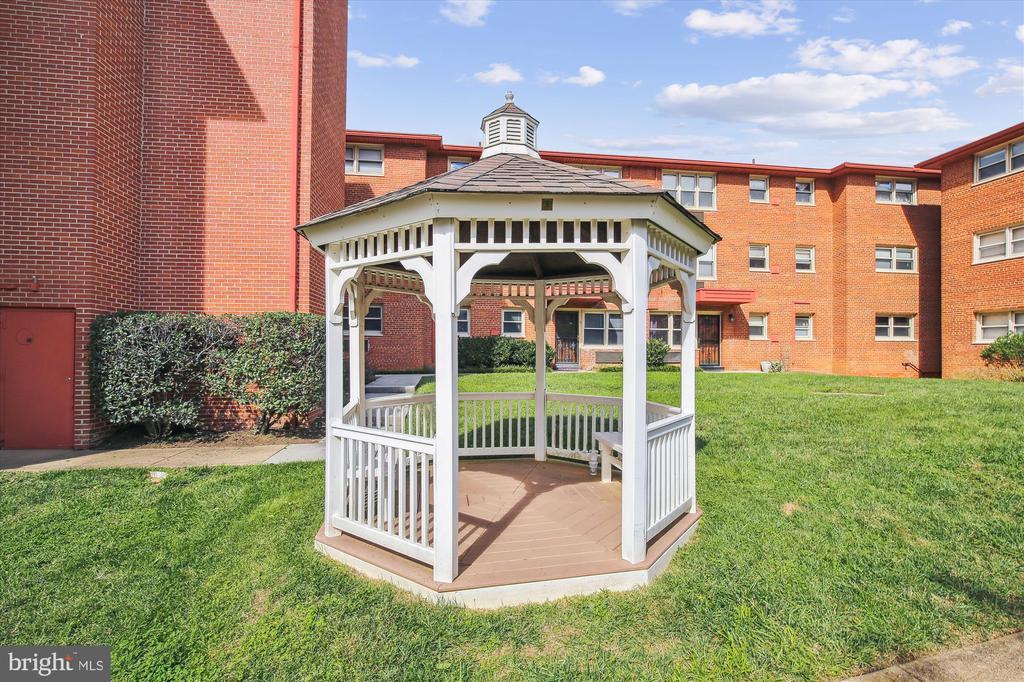 2030 N Woodrow St in Arlington, VA - Building Photo