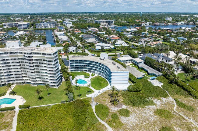 Hamilton House in Delray Beach, FL - Foto de edificio - Building Photo