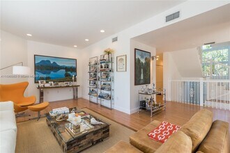325 Pacific Rd in Key Biscayne, FL - Foto de edificio - Building Photo