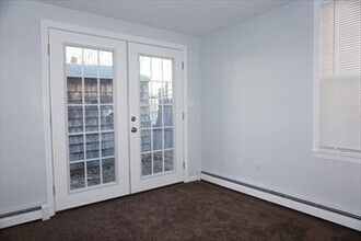 107 Pond St in Waltham, MA - Building Photo - Building Photo