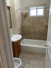 1069 Wayburn St, Unit 2 in Grosse Pointe, MI - Foto de edificio - Building Photo