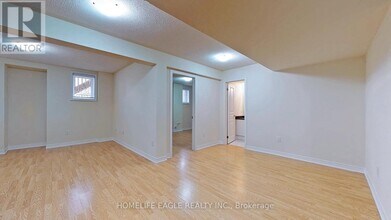 5 Military Ct in Richmond Hill, ON - Building Photo - Building Photo