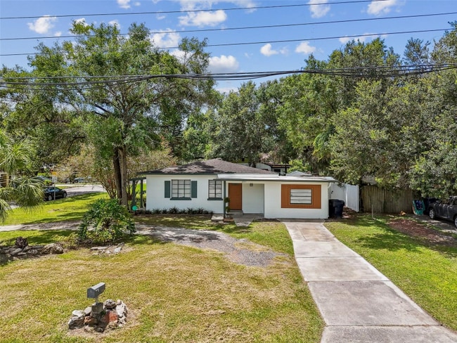 2211 E Hanna Ave in Tampa, FL - Building Photo - Building Photo
