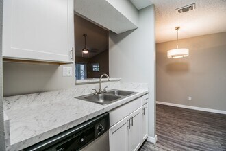 Amberly Place Apartment Homes in Tampa, FL - Building Photo - Building Photo