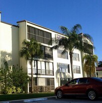 2306 S Cypress Bend Dr, Unit 318 in Pompano Beach, FL - Building Photo
