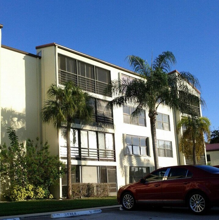 2306 S Cypress Bend Dr, Unit 318 in Pompano Beach, FL - Building Photo