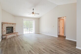 8022 Loch Lomond Ln in Jacksonville, FL - Building Photo - Building Photo