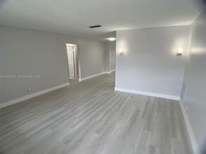 6990 NW 17th St in Margate, FL - Building Photo - Building Photo