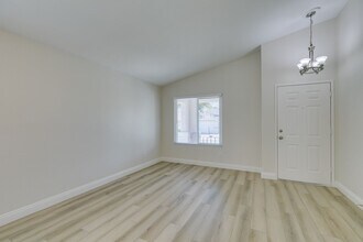 4816 White Aspen Ave in Las Vegas, NV - Building Photo - Building Photo