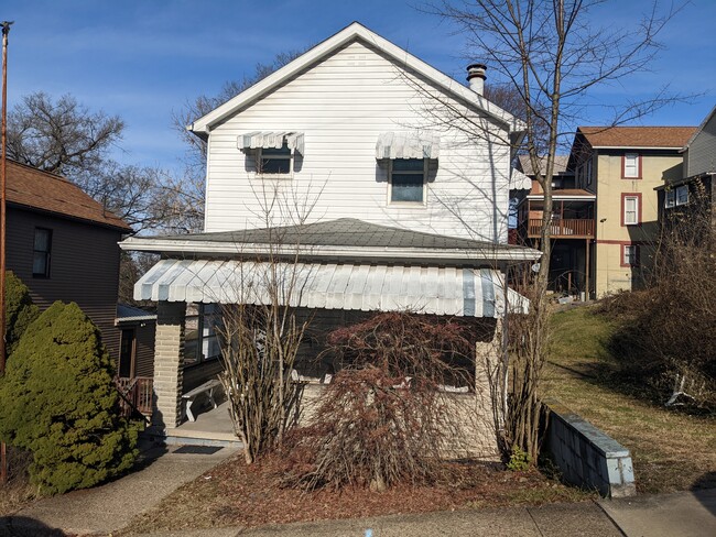 204 Whittier St in Vandergrift, PA - Foto de edificio - Building Photo