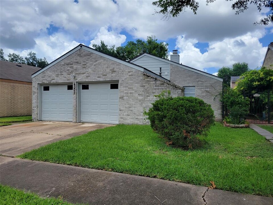 4307 Willow Beach Dr in Houston, TX - Building Photo