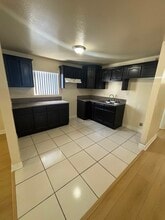 828 W 71st St in Los Angeles, CA - Foto de edificio - Building Photo