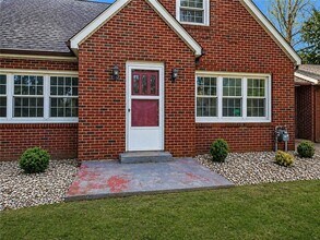 1060 S Hermitage Rd in Hermitage, PA - Foto de edificio - Building Photo