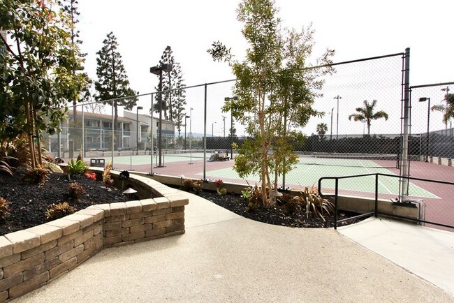 902 Camino Real, Unit 106 in Redondo Beach, CA - Foto de edificio - Building Photo