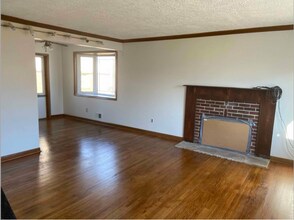 5927 Holland Rd in Rockville, MD - Foto de edificio - Building Photo