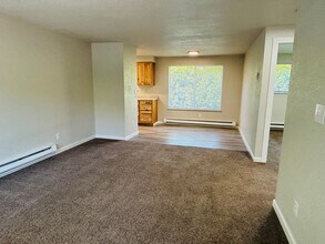 444 W Ballf St in Roseburg, OR - Building Photo - Building Photo