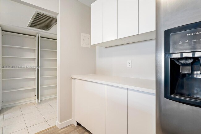 701 Three Islands Blvd, Unit 316 in Hallandale Beach, FL - Building Photo - Building Photo