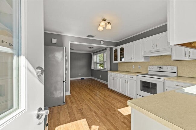 23 Holten Ave in Newport, RI - Building Photo - Building Photo