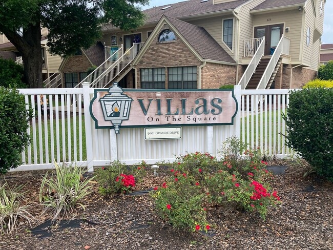 5001 Grande Dr in Pensacola, FL - Building Photo - Building Photo