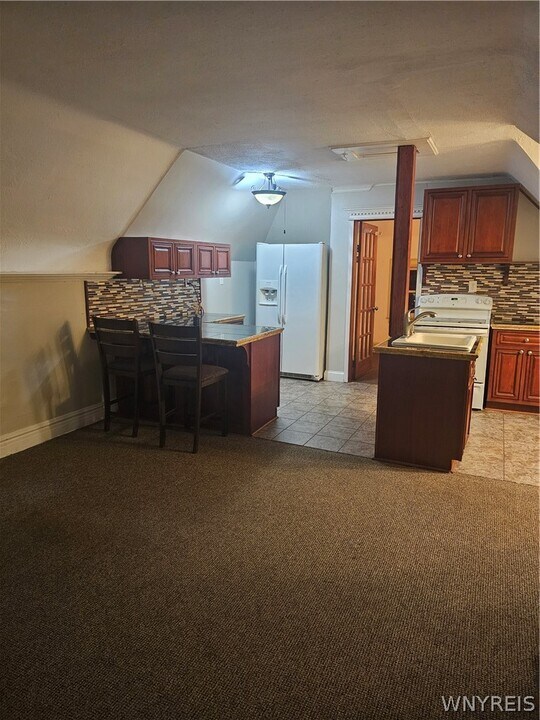 530 W Ferry St in Buffalo, NY - Building Photo