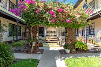 457 W Elm Ave in Burbank, CA - Building Photo - Building Photo