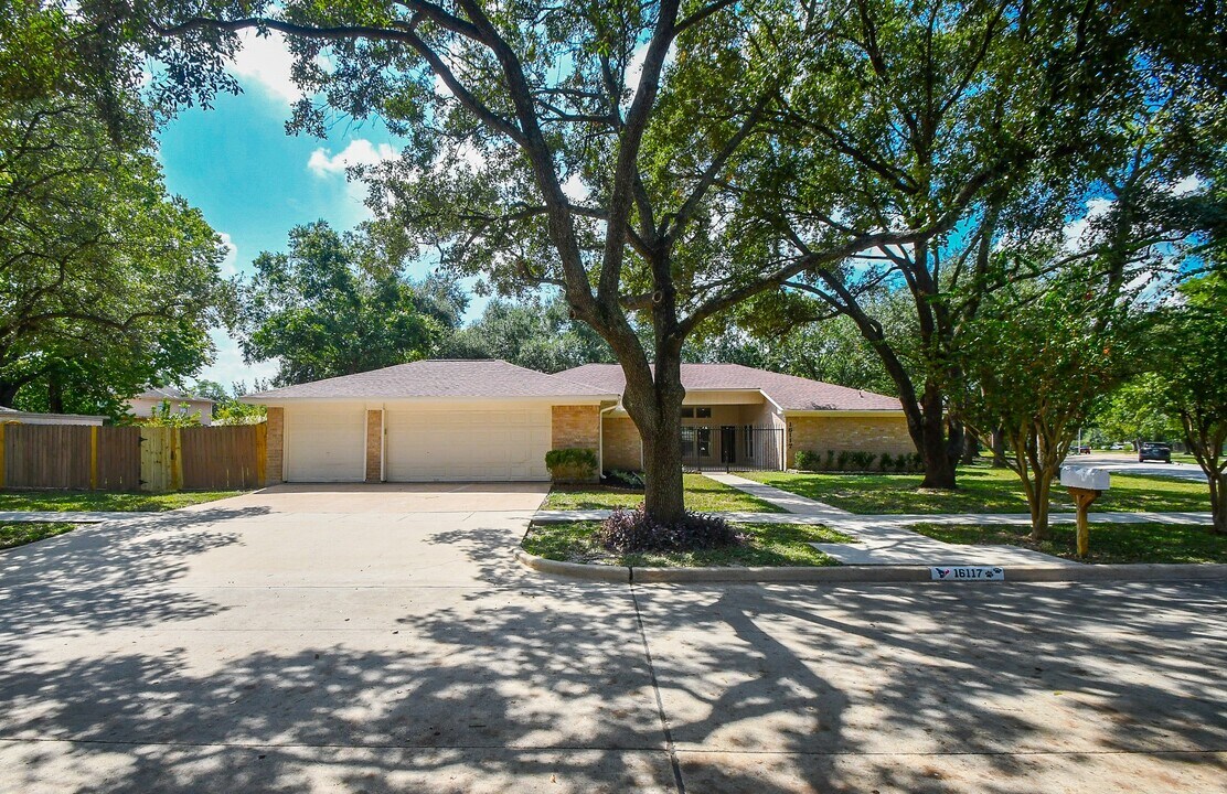 16117 De Lozier St in Jersey Village, TX - Foto de edificio