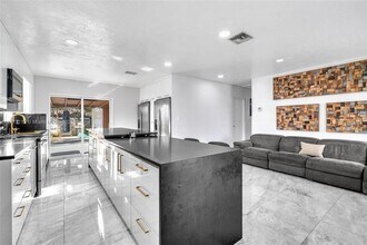 7151 Taft St in Hollywood, FL - Building Photo - Building Photo