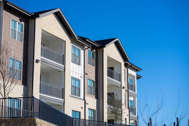 Emblem Ravine in Dallas, TX - Foto de edificio - Building Photo