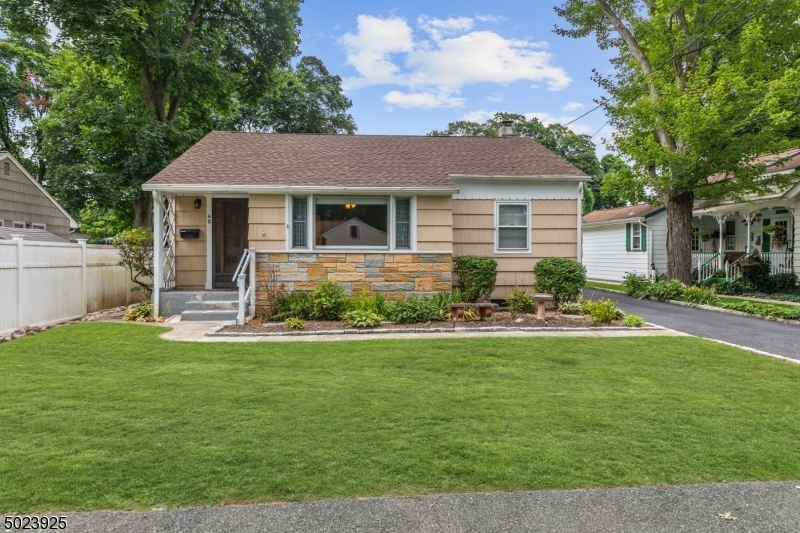 40 Silver Birch Ave in Oakland, NJ - Building Photo