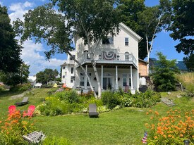 32 Belgrade Rd in Oakland, ME - Building Photo