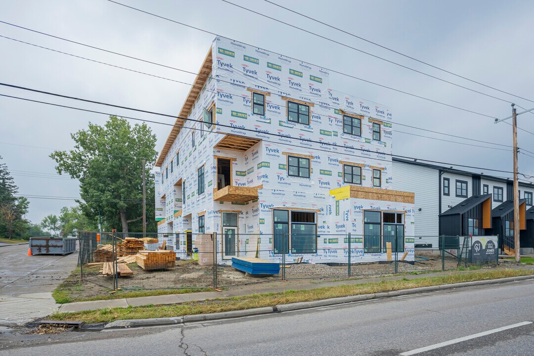 4503 17 Av SW in Calgary, AB - Building Photo