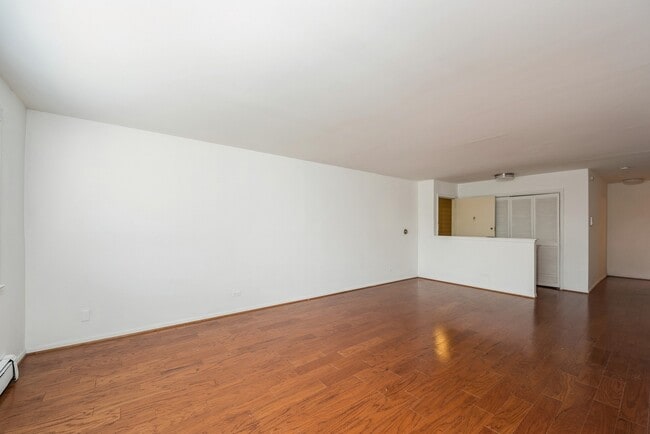 8640 Skokie Blvd, Unit 306 in Skokie, IL - Building Photo - Building Photo