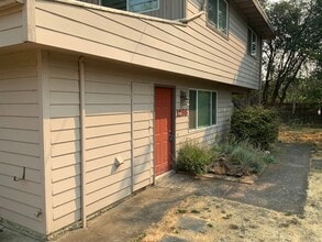 1298 W Fairview Dr in Springfield, OR - Building Photo - Building Photo