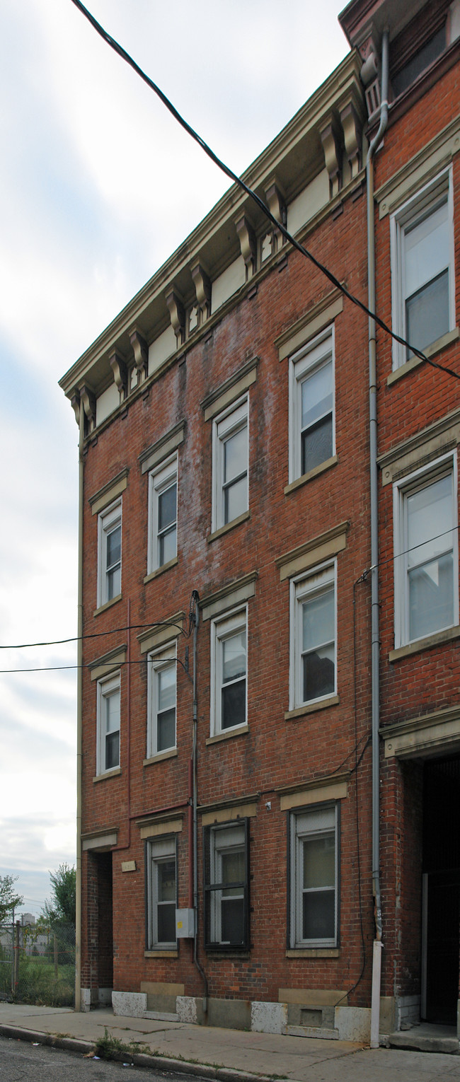 421 Wade St in Cincinnati, OH - Foto de edificio - Building Photo