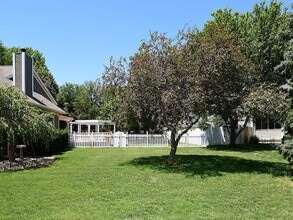 820 Redwood Rd in Grand Island, NE - Foto de edificio - Building Photo